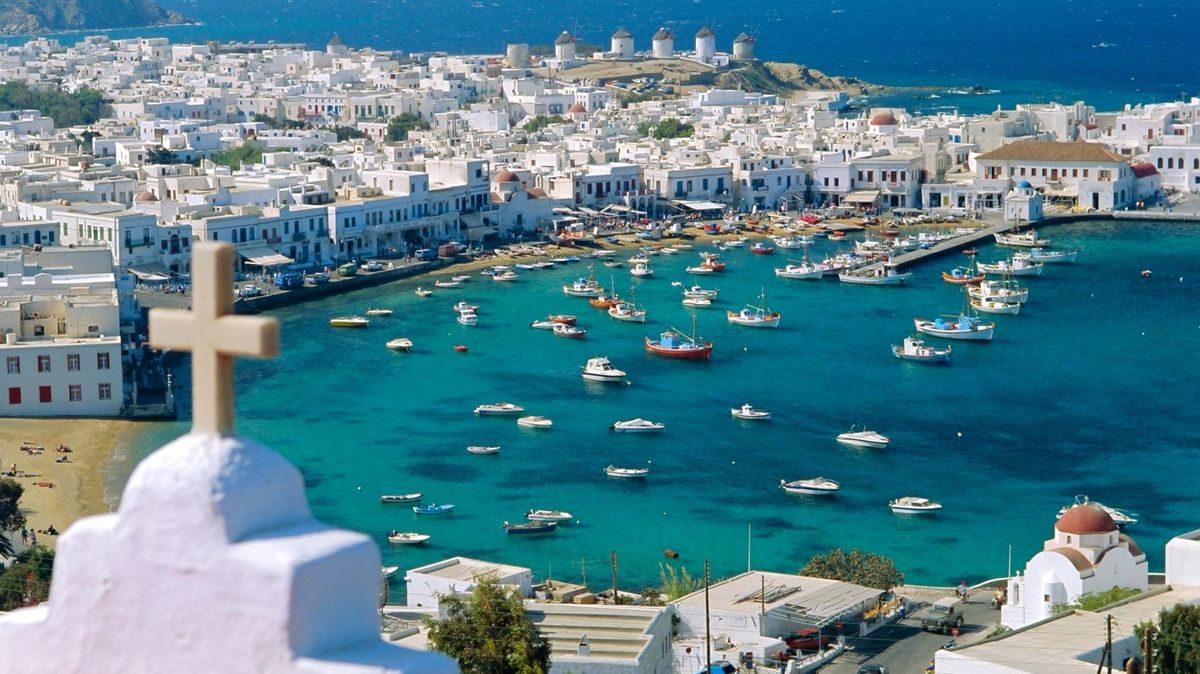 Turisté se moc baví. Řecká vláda vyslala na oblíbené ostrovy policii